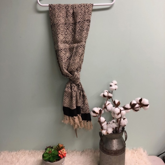 ArtStudio Fringe Scarf: Flower Design I Black - Picture 2 of 5